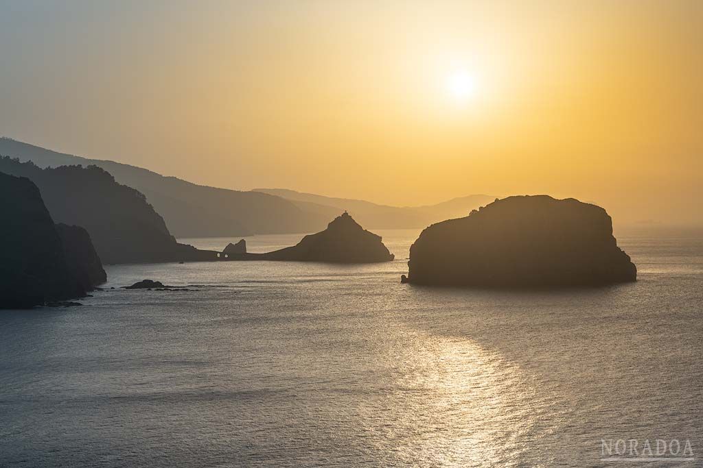 Gaztelugatxe visto desde el cabo Matxitxako al atardecer