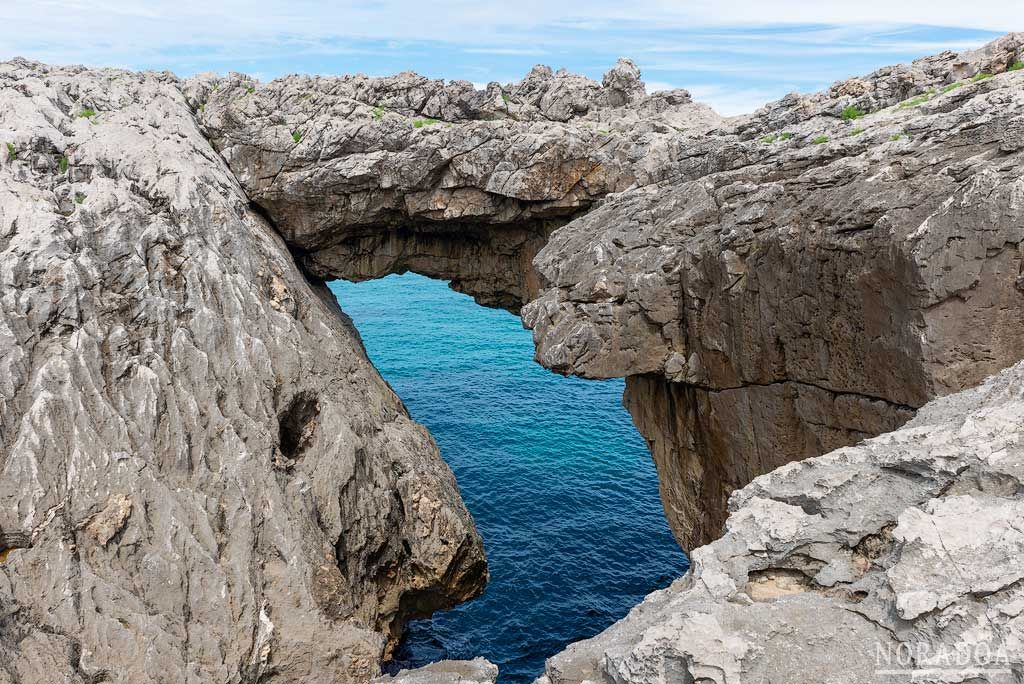 El arco Salto del Caballo está situado frente a la playa interior de Cobiḥeru