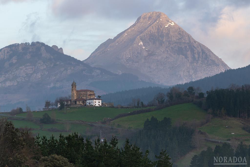 Iglesia de Untzilla con el Anboto de fondo