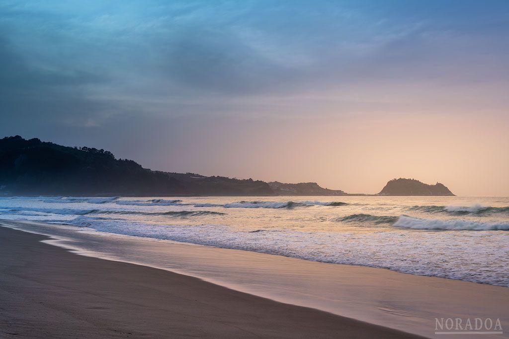 Getaria al atardecer visto desde la playa de Zarautz