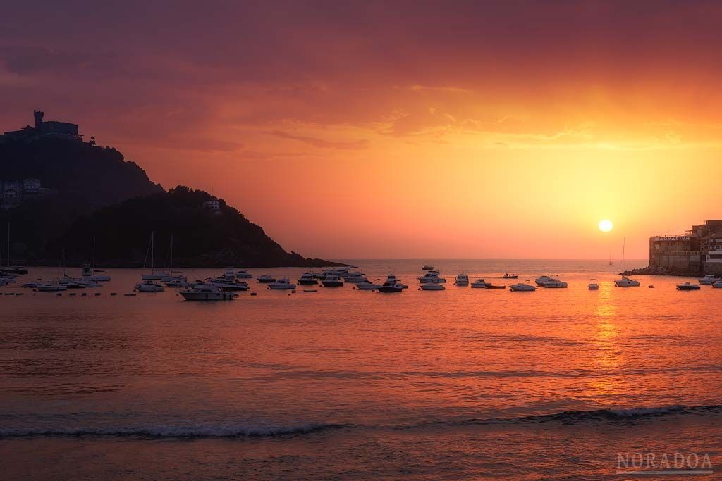 Un atardecer de verano en la bahía de La Concha, Donostia Un atardecer de verano en la bahía de La Concha, Donostia