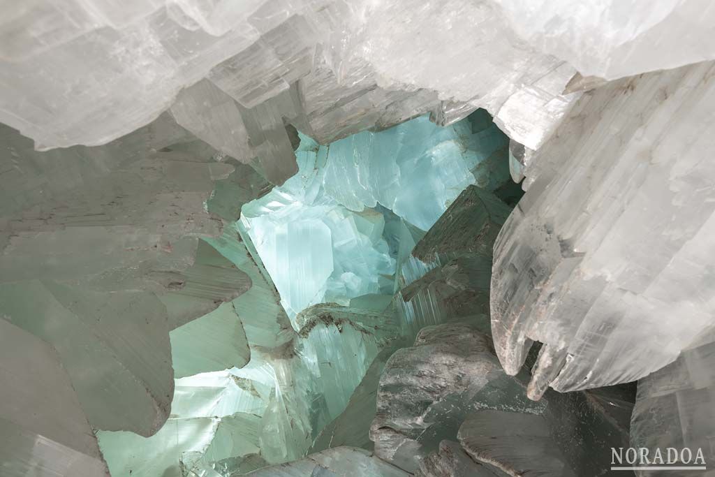 La Geoda de Pulpí es una geoda gigante, tapizada por enormes cristales de selenita
