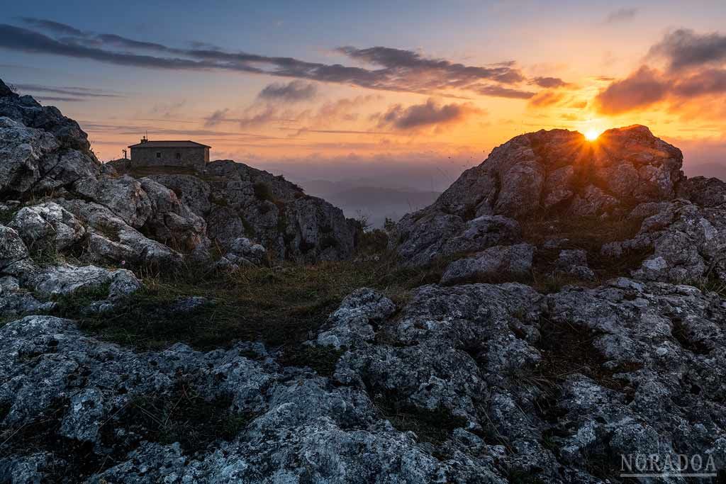 Ermita de Santa Cruz está situada en la cima del monte Aitzorrotz