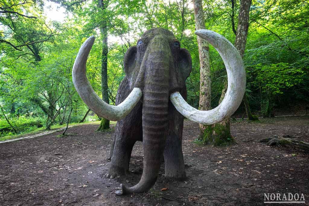 Maqueta a tamaño real del mamut del Parque Paleolítico de la Cueva del Valle