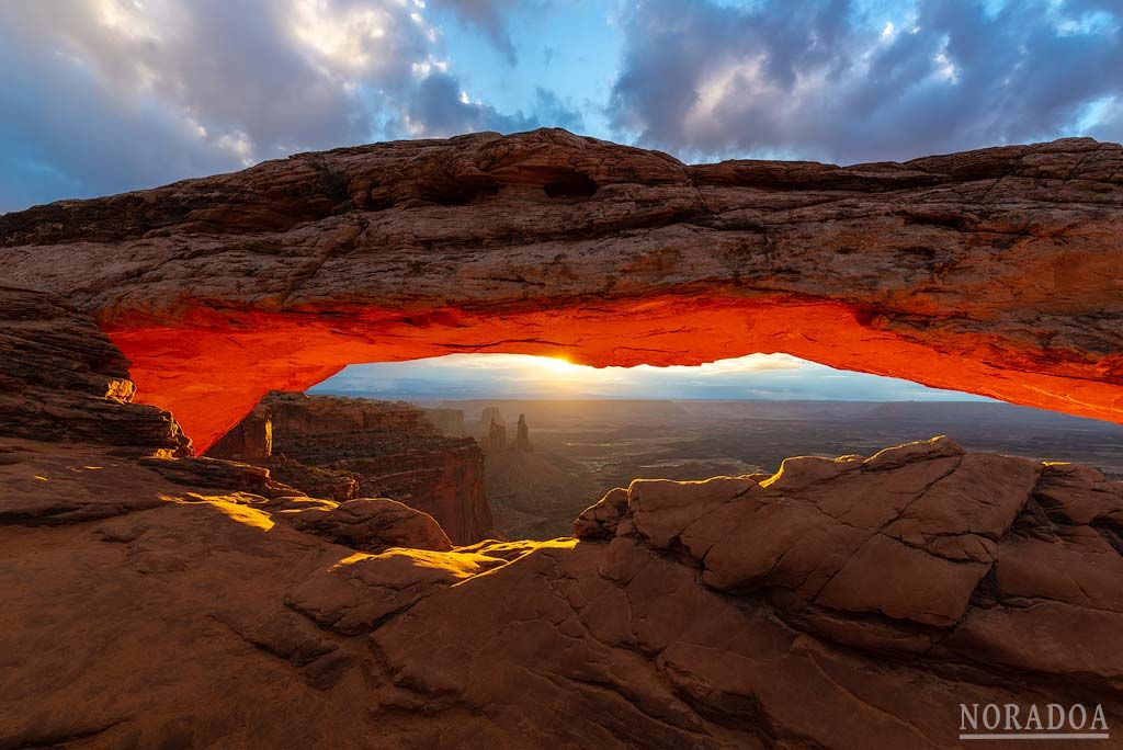 Amanecer junto a arco Mesa Arch en el parque nacional de Canyonlands