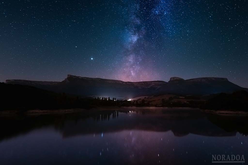 Vía Láctea sobre el embalse de Maroño