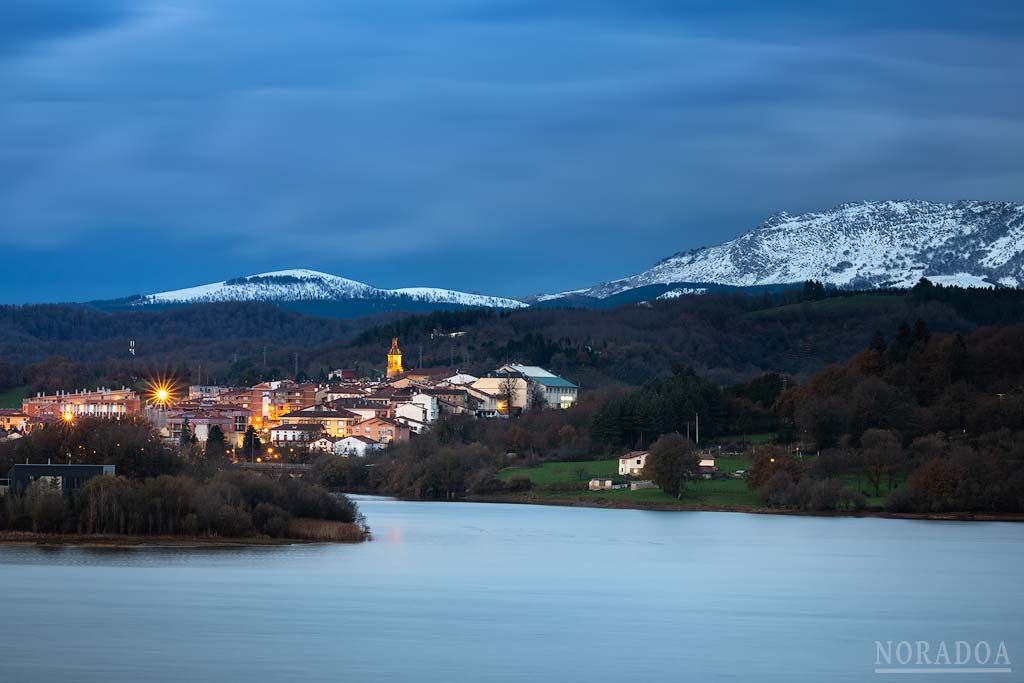 Legutio al anochecer en invierno