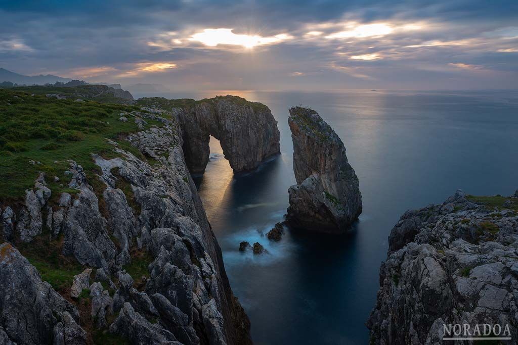 Arco natural en los acantilados del Infierno