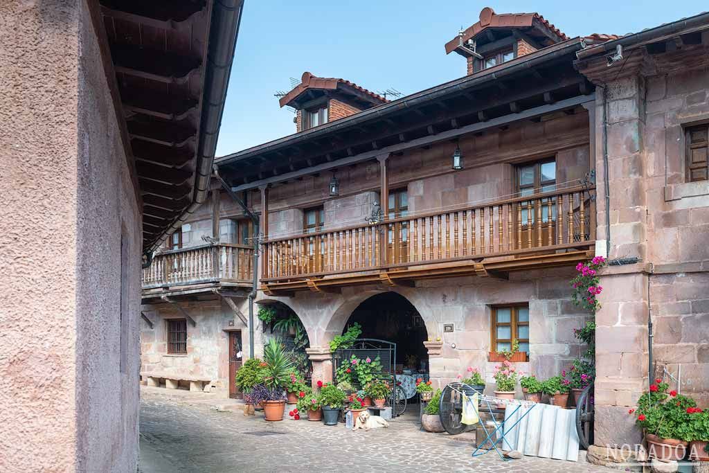 En Carmona, declarado Conjunto Histórico-Artístico, queda perfectamente reflejado la arquitectura típica de las casonas montañesas