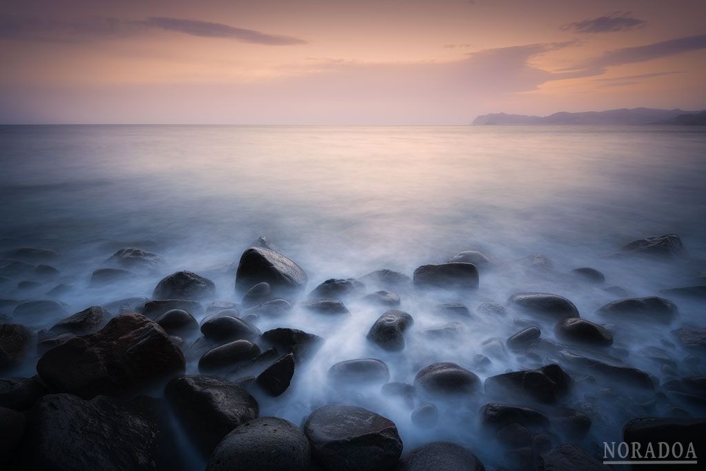 Playa de Arribolas al amanecer