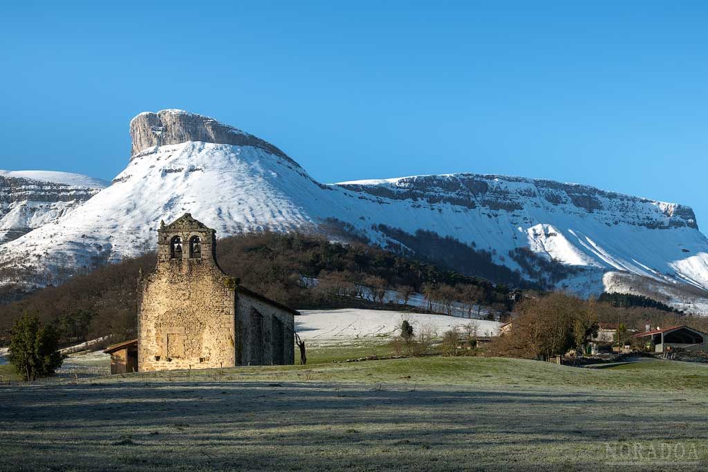 Iglesia de Madariaga con el monte Ungino de fondo