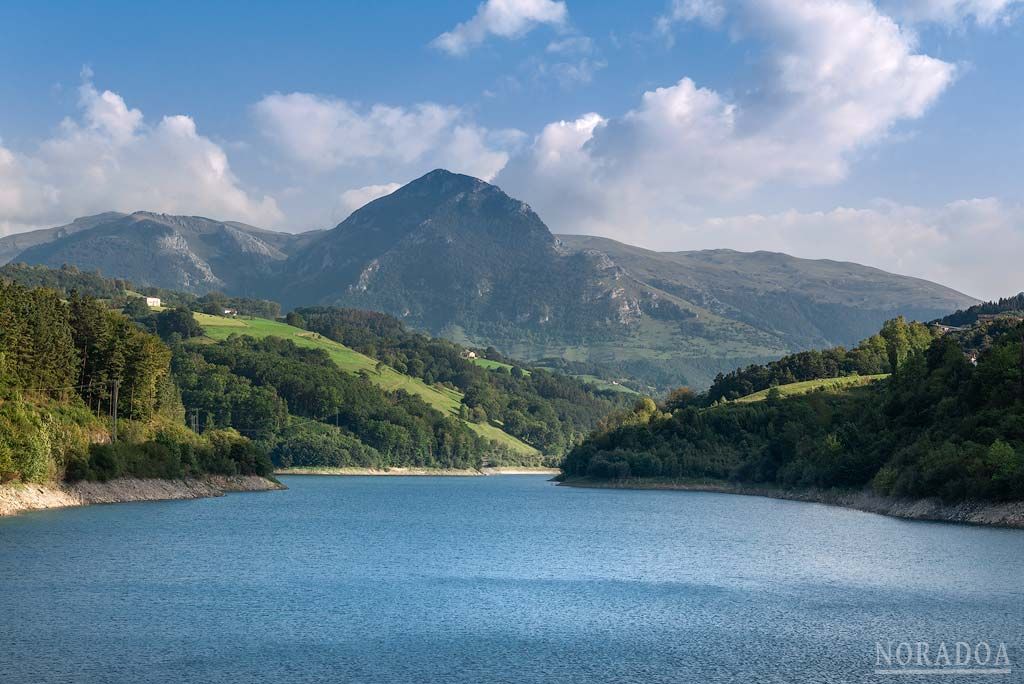 Embalse de Ibiur con el monte Txindoki de fondo