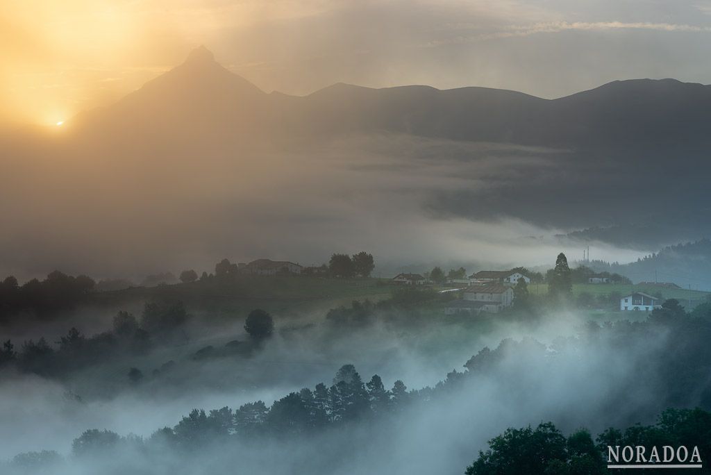 Monte Txindoki al amanecer visto desde Lazkaomendi