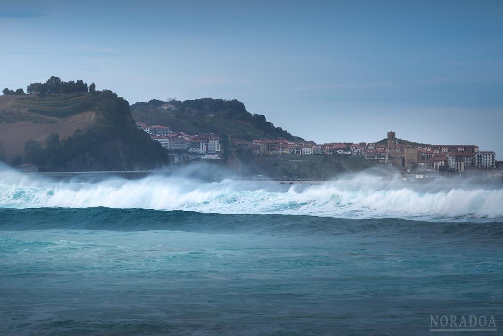 Getaria visto desde el paseo marítimo de Zarautz