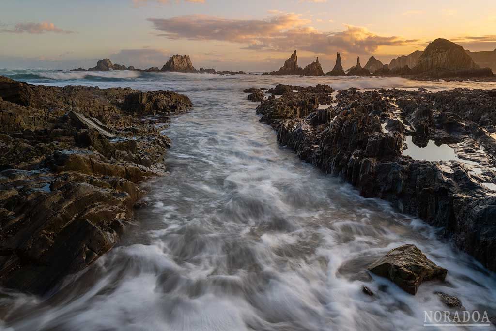 Amanecer frente a las famosas rocas de la playa de Gueirua