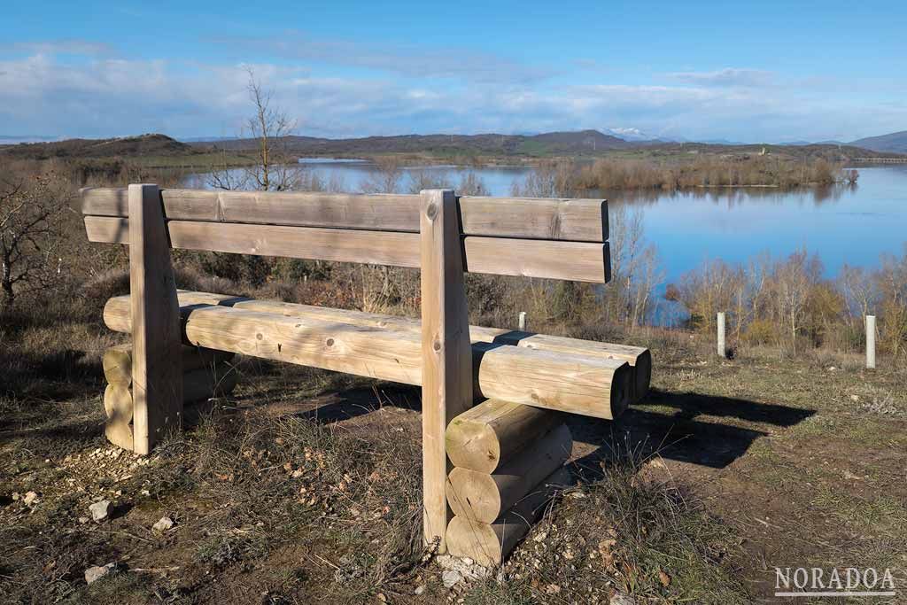 Banco con vistas al embalse de Ullíbarri-Gamboa