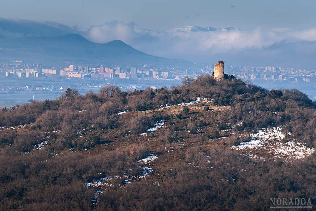 Castillo de Guevara con Vitoria-Gasteiz de fondo visto desde el monte Aldaia