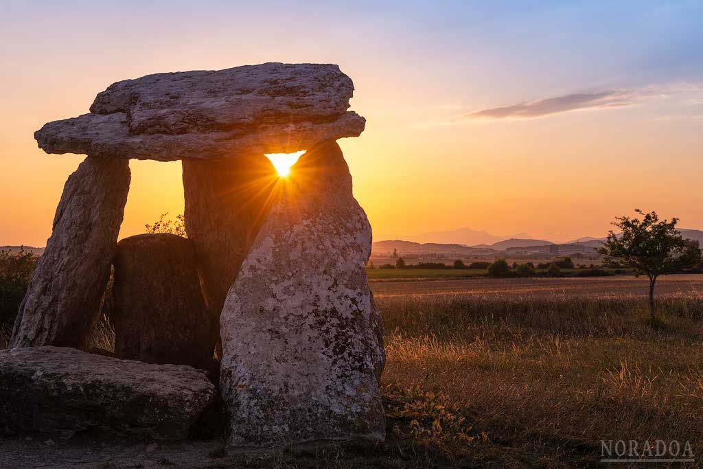 Dolmen de Sorginetxe en la Llanada Alavesa al atardecer