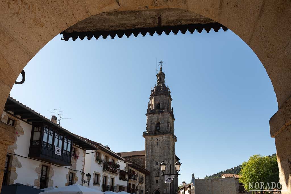 El Ayuntamiento, la iglesia de Santa Marina, el frontón y la bolera forman parte de la plaza Nagusia