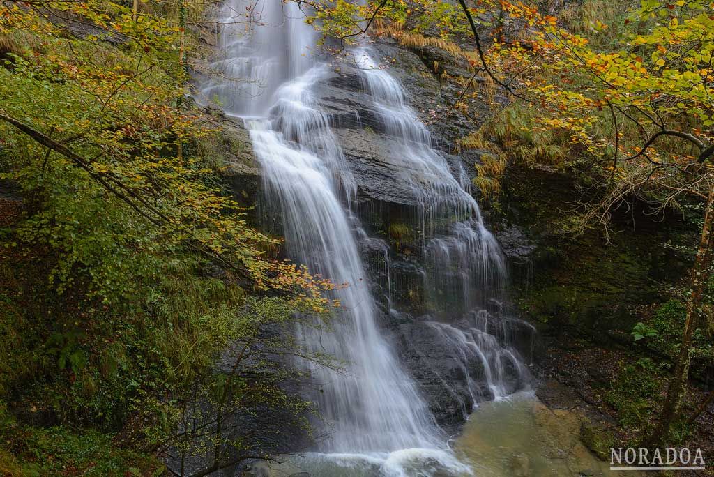 Cascada de Uguna en el parque natural del Gorbea