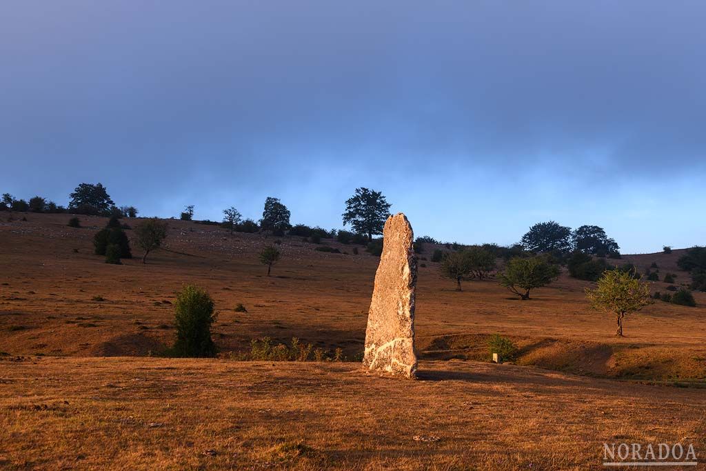 Menhir de Akarte en el parque megalítico de Legaire en la sierra de Entzia