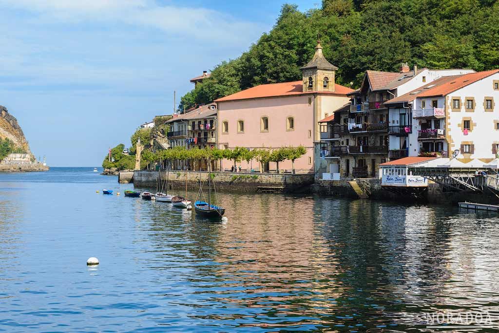 Vistas desde la bahía del pueblo marinero de Pasai Donibane