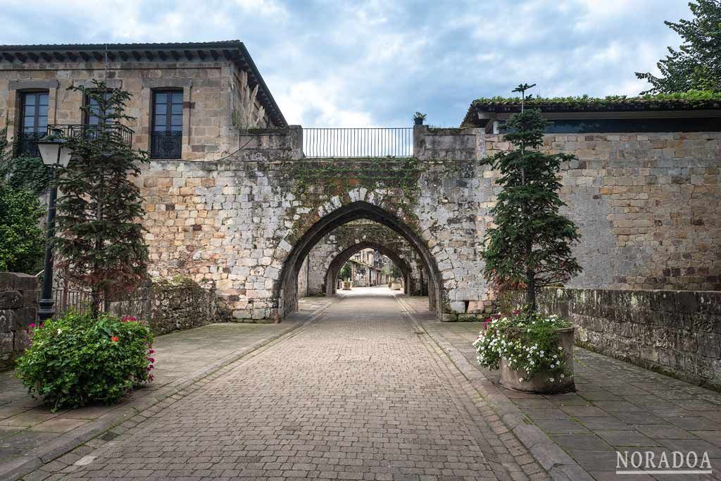 El casco urbano de Cartes conserva su disposición medieval originaria heredera del antiguo trazado del Camino Real