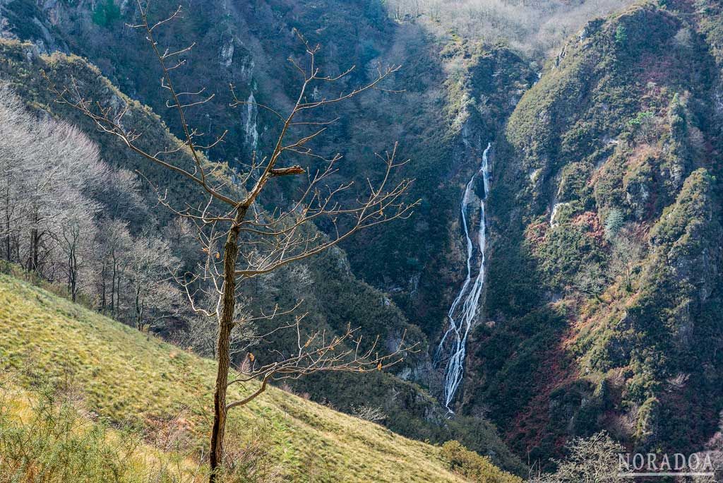 Cascada de Aitzondo en el parque natural de Peñas de Aia