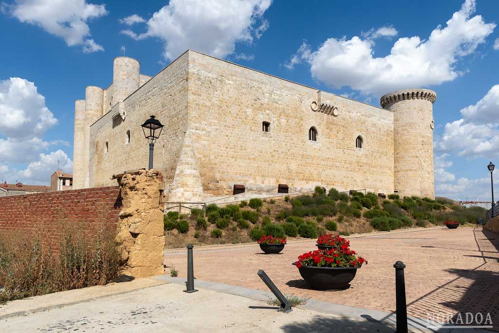 Castillo de los Sarmiento en el pueblo de Fuentes de Valdepero