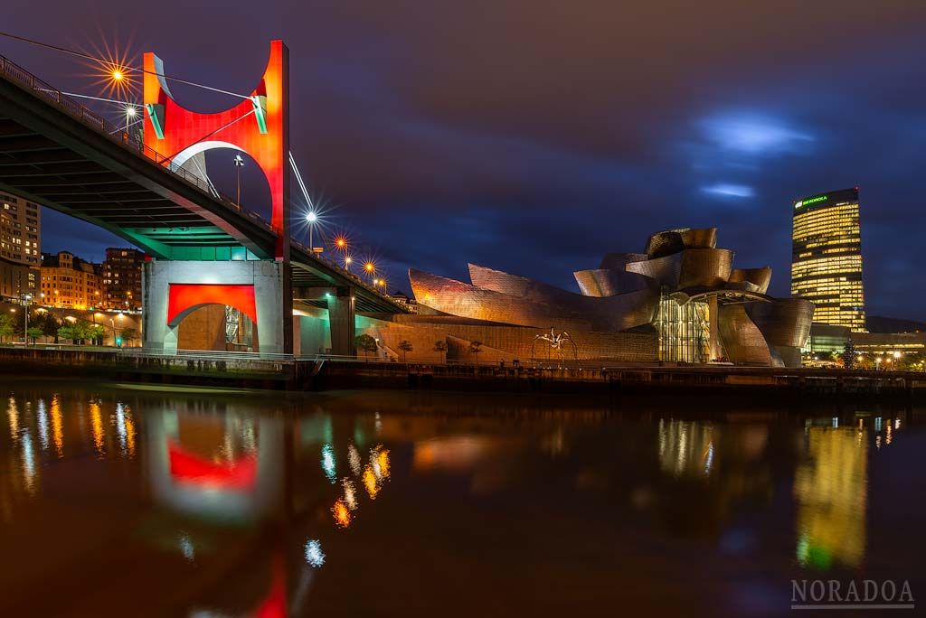 El nuevo Bilbao reflejado en la ría del Nervión