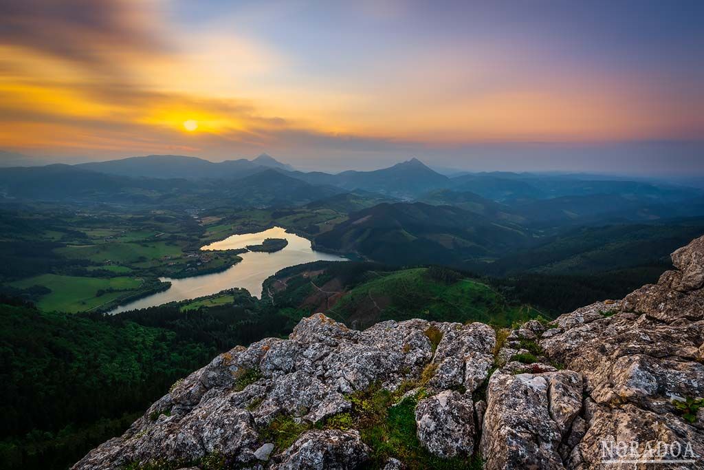 Embalse de Urkulu visto desde el monte Orkatzategi al atardecer