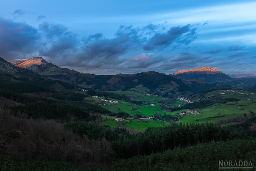 Aramaio al atardecer desde la ermita de San Cristóbal