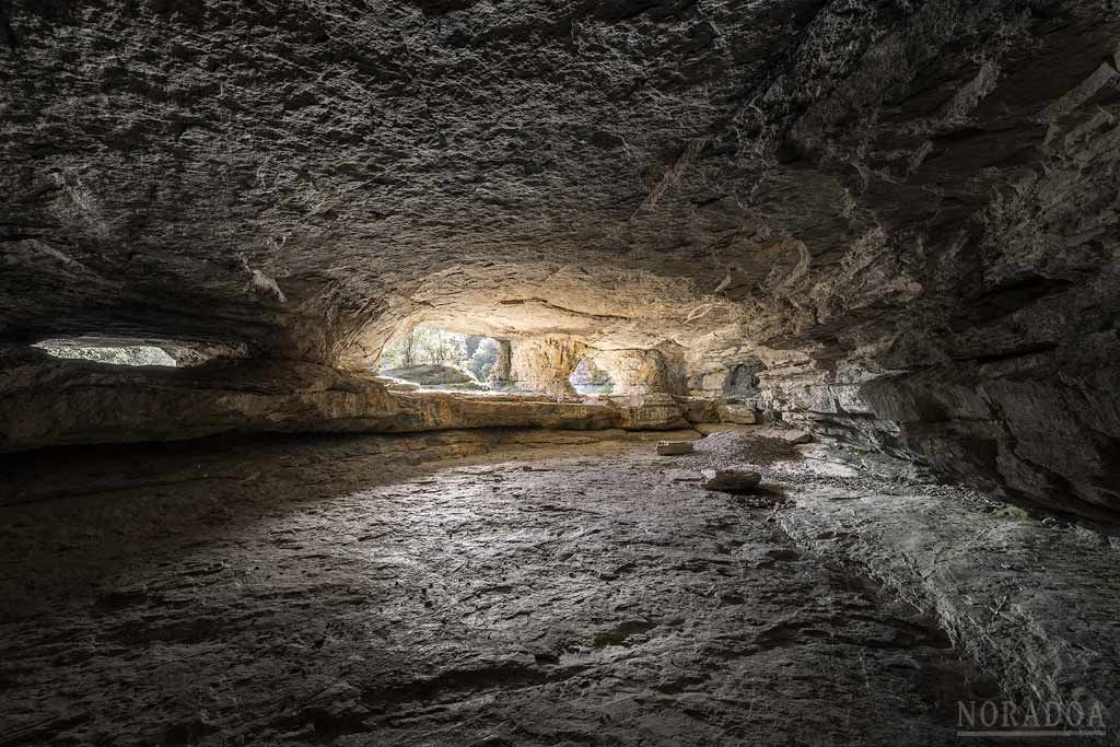 Cueva de Los Goros en la sierra de Badaia