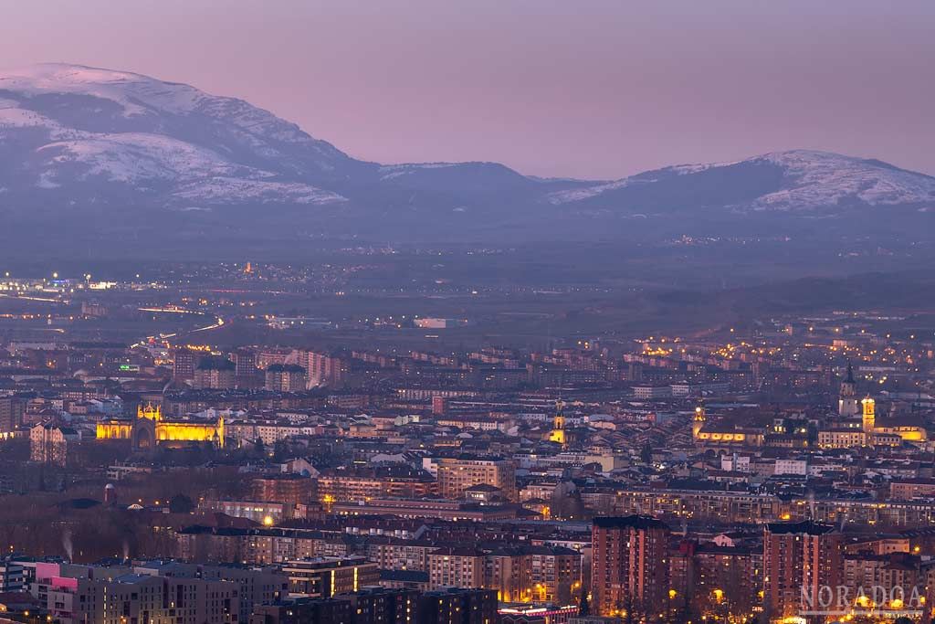 Vitoria-Gasteiz al anochecer vista desde el monte Olárizu