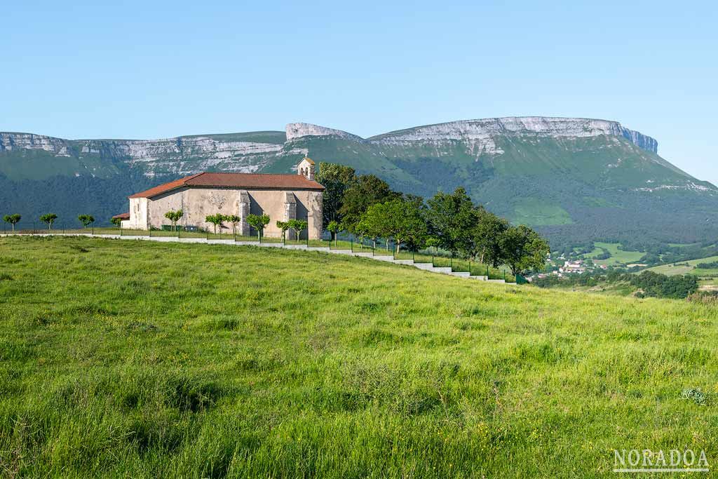 Ermita de Etxaurren con la sierra Salvada de fondo