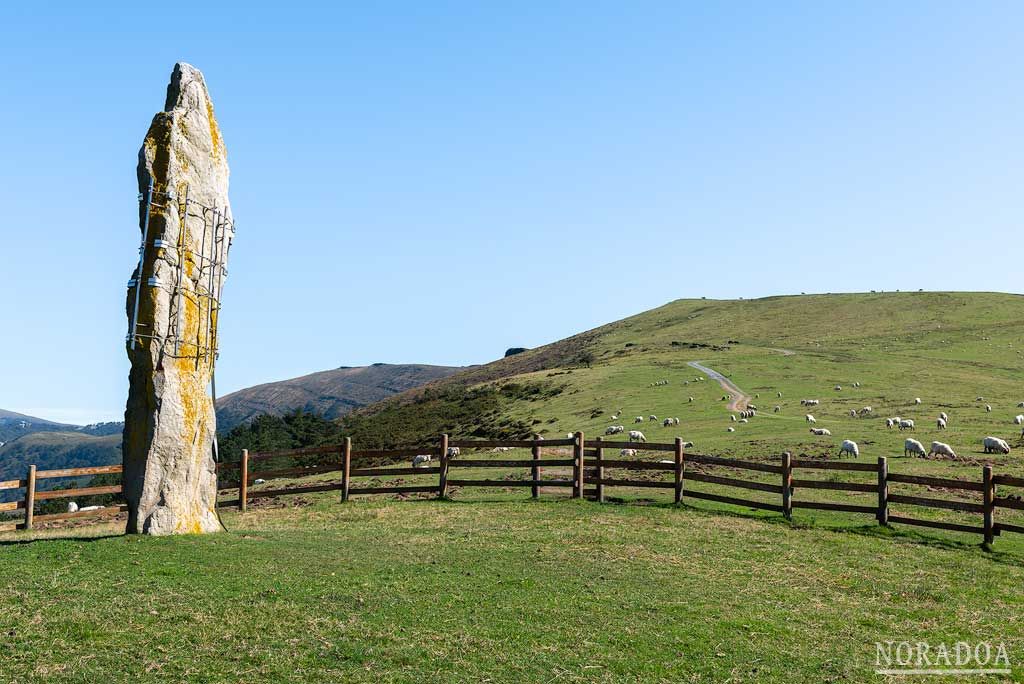 El menhir de Kurtzegan está situado en el parque natural del Gorbea