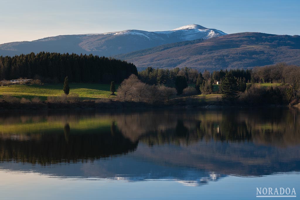 Embalse de Urrúnaga con el monte Gorbea de fondo