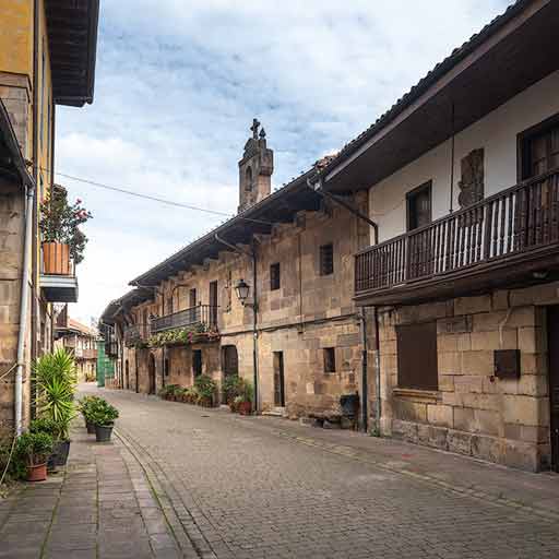 El casco urbano de Cartes conserva su disposición medieval originaria heredera del antiguo trazado del Camino Real