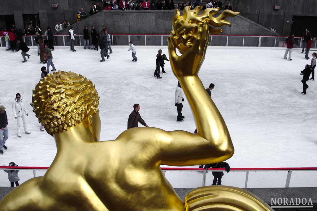 Escultura dorada de Prometeo y pista de Hielo frente al Rockefeller Center de Nueva York