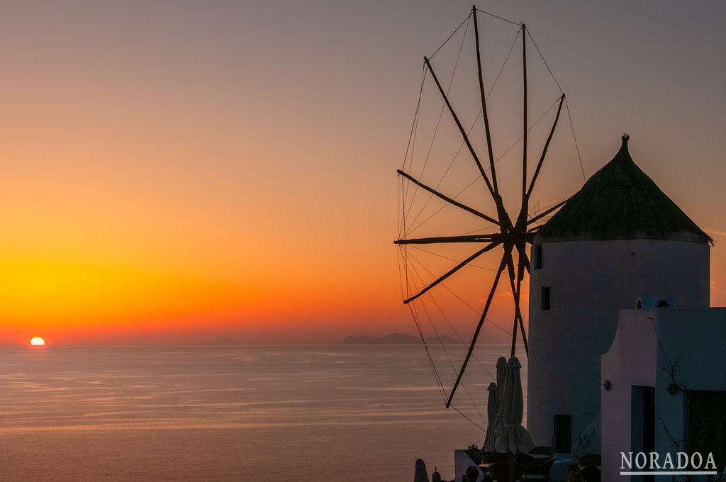 Atardecer en la isla de Santorini, Grecia