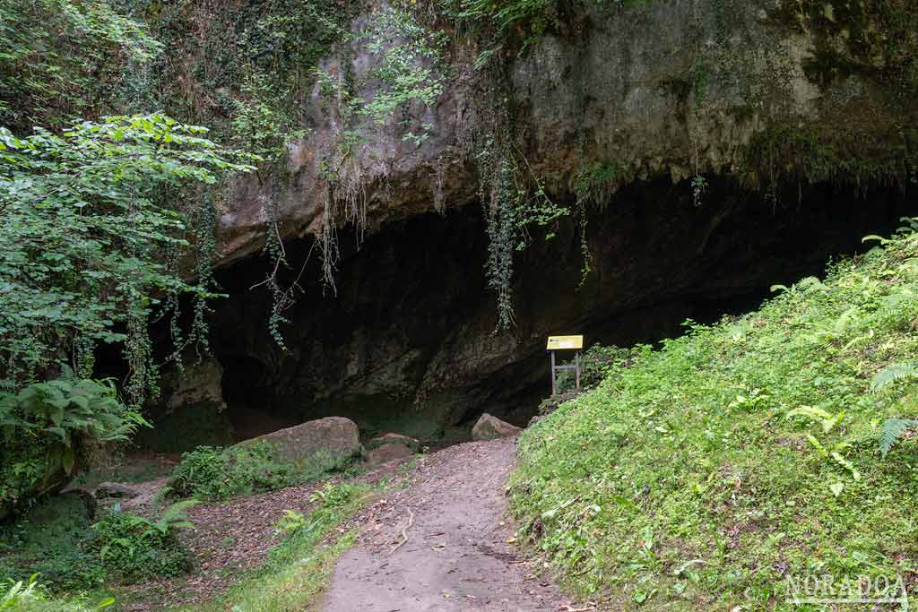 Entrada a la cueva del Parque Paleolítico de la Cueva del Valle