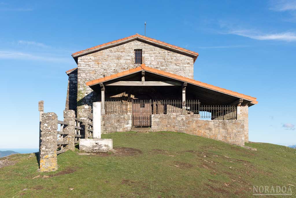 La ermita de San Sebastián y San Roque está situada en la cima del monte Kolitza