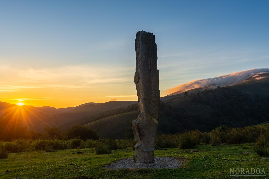 El menhir de Arlobi está situado dentro del parque natural del Gorbea