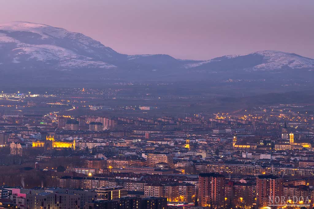 Vitoria-Gasteiz al anochecer vista desde el monte Olárizu