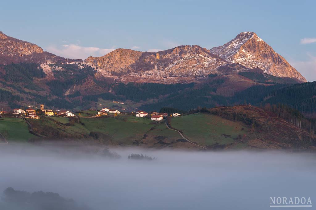 Aramaio al amanecer con el Anboto de fondo 