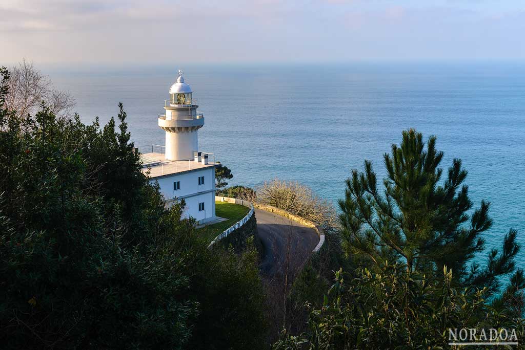 Faro de Igueldo visto desde la carretera